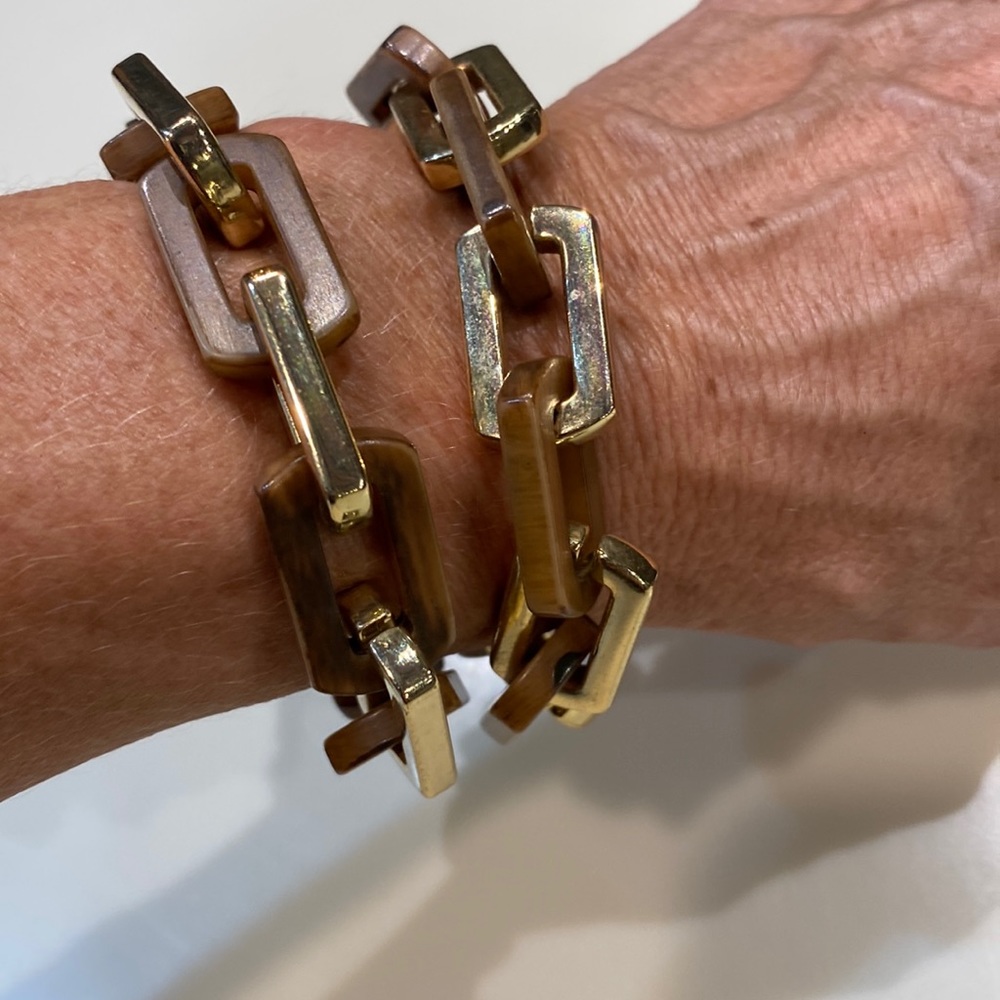 Gold & resin chain link bracelet. Fits on a small wrist.